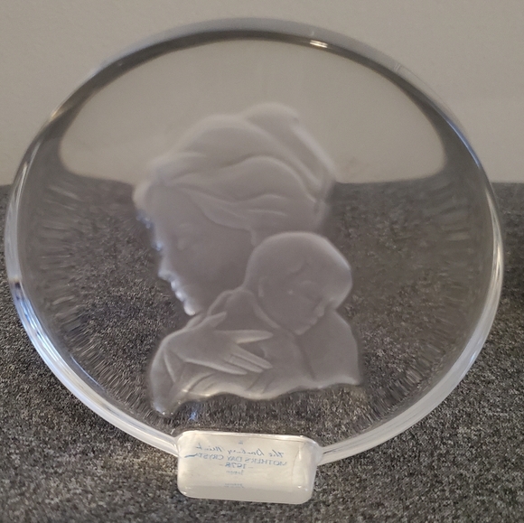 Vintage Danbury Mint Mother’s Day 1978 Crystal Paperweight Figuring Mom & Baby - Picture 2 of 5